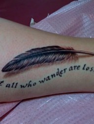 手臂漂亮的羽毛英文纹身