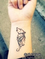 一幅女人手腕狼纹身图片由纹身520图库推荐