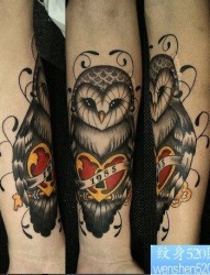 一幅手臂黑灰猫头鹰纹身图片由纹身520图库推荐