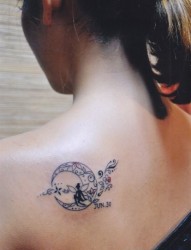 后背纹身图片：美女后背天使图腾月亮纹身图片作品（经典）