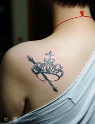 肩部纹身图片：肩部皇冠纹身图片纹身作品