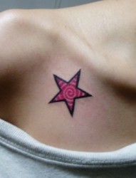 肩部纹身图片：肩部彩色五角星纹身图片纹身作品