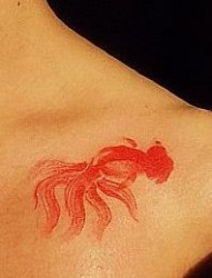 肩部纹身图片：肩部彩色水墨画小金鱼纹身图片纹身作品