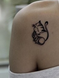 女性肩部小猫刺青