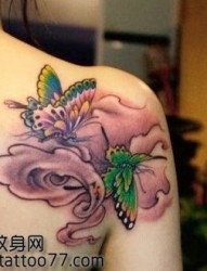 好看唯美的肩部蝴蝶纹身图片