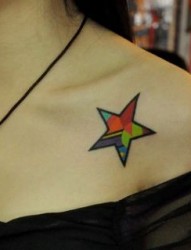 女孩子喜欢的肩部彩色五角星纹身图片