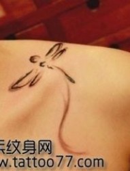 潮流唯美的美女肩部蜻蜓纹身图片