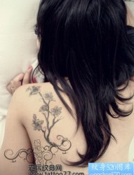 潮流的美女肩部桃花纹身图片
