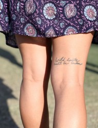 腿部一条漂亮的英文纹身