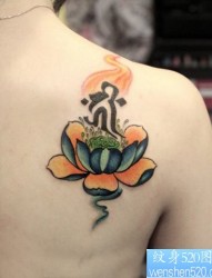 女孩子肩背漂亮的彩色莲花纹身图片