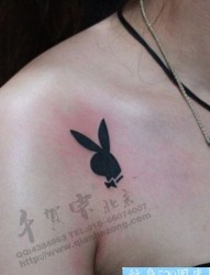 女孩子肩部可爱的图腾小兔子纹身图片