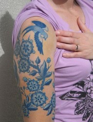 女性大臂上一款青花色纹