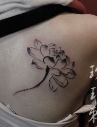 女孩子肩部流行的水墨画莲花纹身图片