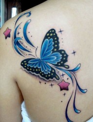 女孩子肩部漂亮的蝴蝶纹身图片