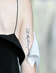 女性手臂一长条漂亮的英文纹身