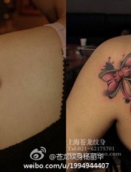 女孩子肩背潮流流行的蝴蝶结纹身图片