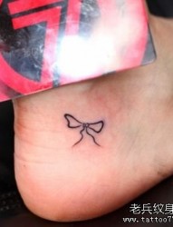 女孩子脚部小巧的一幅图腾蝴蝶结纹身图片