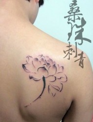 女人肩膀潮流流行的一幅水墨莲花纹身图片