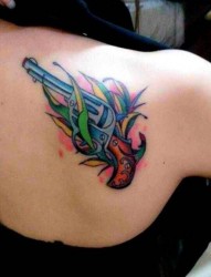女人肩背时尚潮流的彩色手枪纹身图片