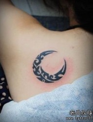 女人肩背一幅图腾月亮纹身图片