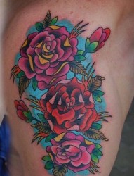 男人肩膀处潮流经典的玫瑰花纹身图片
