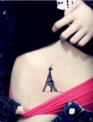 女性肩部巴黎埃菲尔铁塔