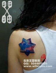 女人肩背漂亮潮流的星空六芒星纹身图片