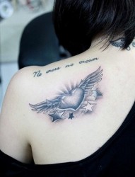 女人肩背时尚的黑白爱心翅膀纹身图片