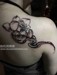 女人后肩背时尚唯美的黑白莲花纹身图片