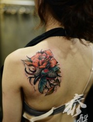 美女肩背唯美经典的甲虫与玫瑰纹身图片