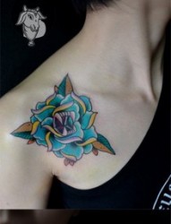女人肩膀处漂亮潮流的玫瑰花纹身图片