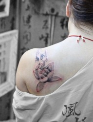 女人肩背唯美清雅的莲花纹身图片