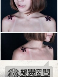 女人肩膀处时尚经典的五芒星纹身图片