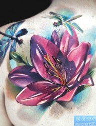女人肩背精美漂亮的彩色花卉与蜻蜓纹身图片