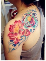 女人肩背时尚好看的彩色莲花纹身图片