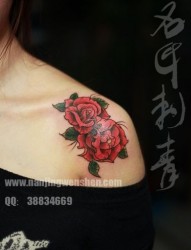 女孩子肩膀处漂亮时尚的玫瑰花纹身图片