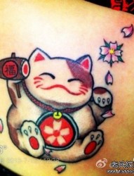 女人肩膀处可爱小巧的一幅招财猫纹身图片