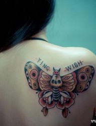 美女肩背唯美漂亮的飞蛾纹身图片