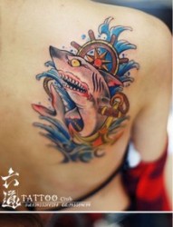 女人肩背时尚经典的鲨鱼船舵纹身图片