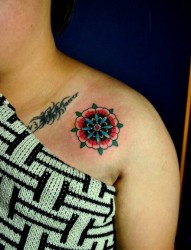 女人肩膀处时尚潮流的小花卉纹身图片