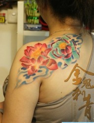 女人肩膀处唯美漂亮的彩色莲花纹身图片