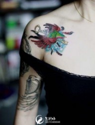 女人肩膀处潮流时尚的小燕子与钥匙纹身图片
