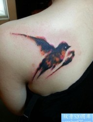 女人肩背唯美潮流的水墨小燕子纹身图片