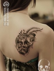 美女肩背时尚潮流的威尼斯面具纹身图片