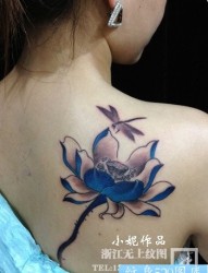 女人肩背时尚精美的莲花纹身图片
