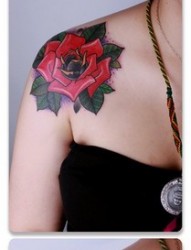 女人肩膀处唯美好看的玫瑰花纹身图片