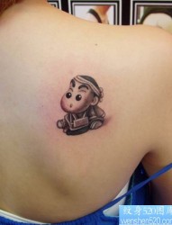 纹身520图库推荐一幅肩部可爱的猴子纹身图片