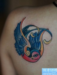 一幅肩部彩色燕子纹身图片由纹身520图库推荐