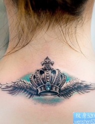 纹身520图库推荐一幅女人肩部皇冠翅膀文身图片