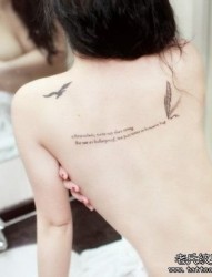 一幅性感女人背部羽毛字母纹身图片由纹身520图库推荐